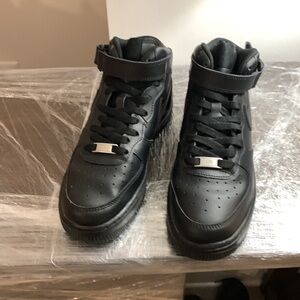 I am selling Nike black size 6
